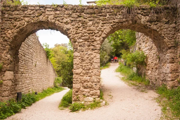 Görünümü Gubbio Park Ortasında Iki Eski Kemer Kir Sokak — Stok fotoğraf