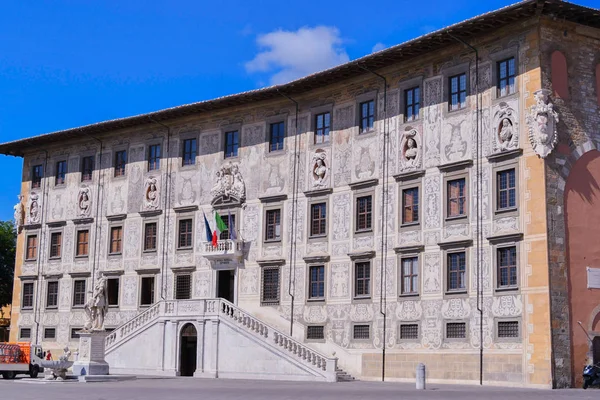 Fachada principal com decorações da Universidade Normale de Pisa em It — Fotografia de Stock