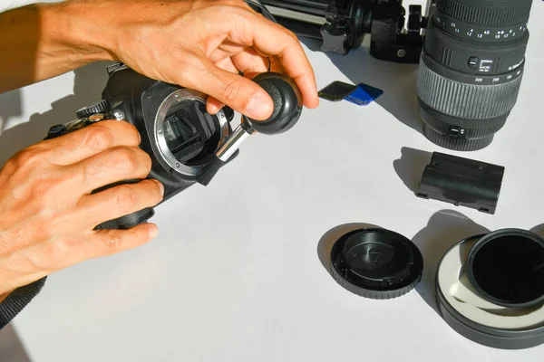 Handrengöring kamera utrustning på ett bord — Stockfoto