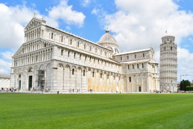 Katedrali ve Pisa kulesi olan Mucizeler Meydanı