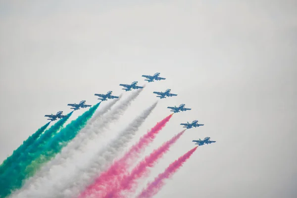 Neuf Flèches Tricolores Dans Air Pendant Une Journée Avec Peu — Photo