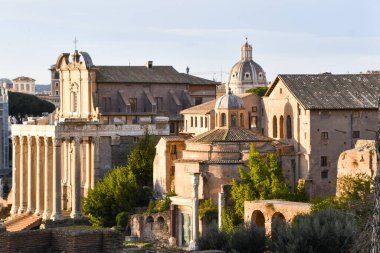 Günbatımında Roma 'da Foro Romano' nun antik bir sarayının ön cephesinde turuncu güneş ışığı