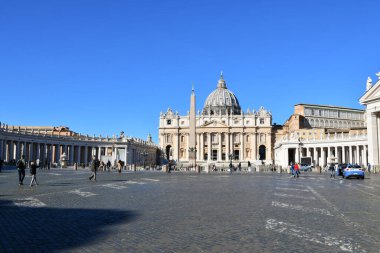 Roma 'daki Aziz Peter Katedrali' nde birkaç turist vardı. Papa 'nın mimarisi ve simgesi. İtalyan Rönesans Kilisesi.