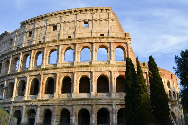 Roma 'da Colosseo' nun başyargıçları. İtalya 'da özel güneş ışığı olan turistler yok.
