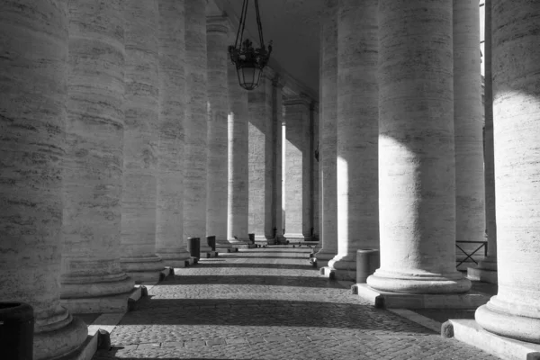 Pórtico Com Enormes Colunas Mármore Branco Catedral San Pietro Praça — Fotografia de Stock