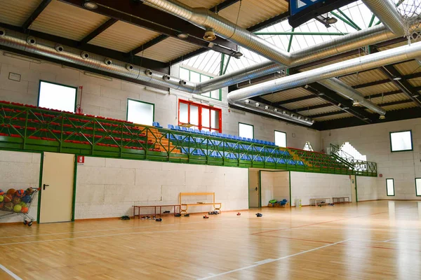 Drinnen Eine Leere Volleyballhalle Mit Holzboden Und Bunten Sitzen Und — Stockfoto