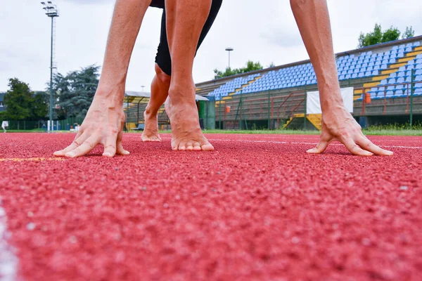 Mädchen Auf Der Leichtathletik Bahn Turnt Startposition — Stockfoto