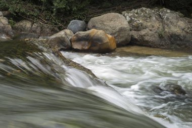 Orman, Yelapa, Jalisco, Meksika kayalarda üzerinden akan nehir