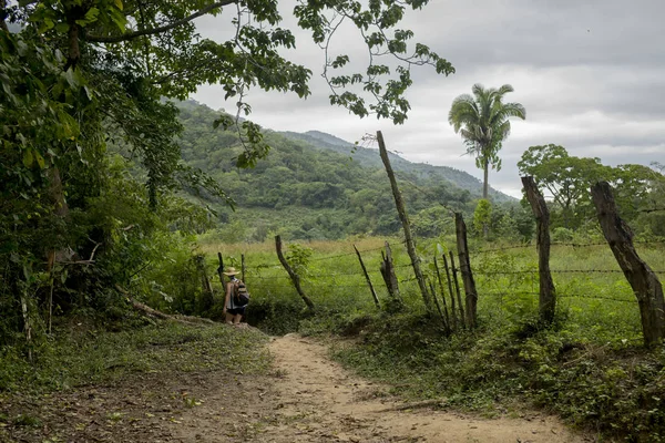 Woman Hiking Trail Mountains Yelapa Jalisco México —  Fotos de Stock