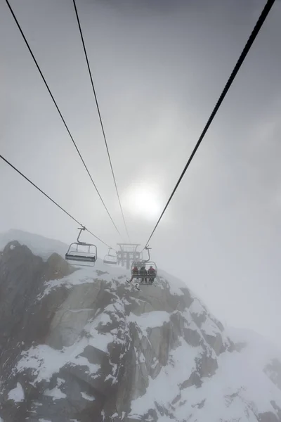 Skilifte Über Schneebedeckten Berg Bei Nebligem Wetter Pfeifer Britische Kolumbia — Stockfoto