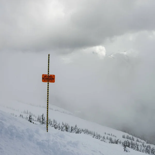 Narciarskich Obszaru Granicy Znak Śniegu Whistler British Columbia Kanada — Zdjęcie stockowe