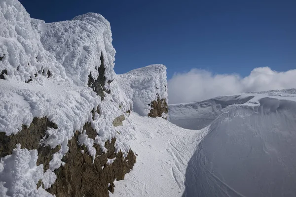 积雪覆盖山顶反对天空 惠斯勒 不列颠哥伦比亚省 加拿大 — 图库照片