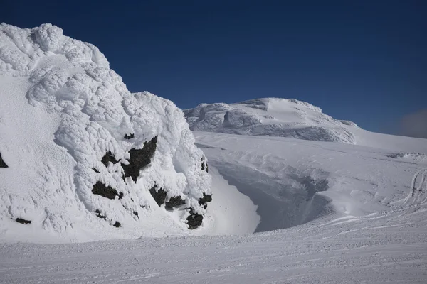 Vista Panorámica Del Pico Montaña Cubierto Nieve Contra Cielo Azul — Foto de Stock
