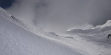 Kayakçı karlı dağda, Whistler, British Columbia, Kanada
