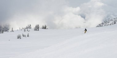 Kayakçı karlı dağda, Whistler, British Columbia, Kanada