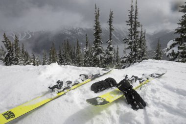 Yakın çekim, Kayak ve kar dağ silsilesi içinde geçmiş, Whistler, British Columbia, Kanada ile eldiven