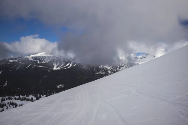 Vista Panorámica Las Montañas Cubiertas Nieve Contra Cielo Nublado Whistler — Foto de Stock