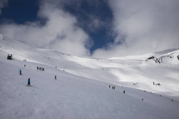 Turistas Snowboard Montaña Cubierta Nieve Whistler Columbia Británica Canadá — Foto de Stock