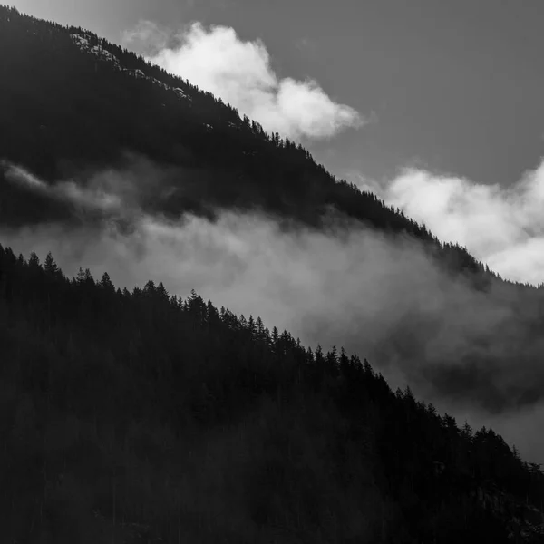 Ομίχλη Πάνω Από Βουνό Γουίστλερ British Columbia Καναδάς — Φωτογραφία Αρχείου