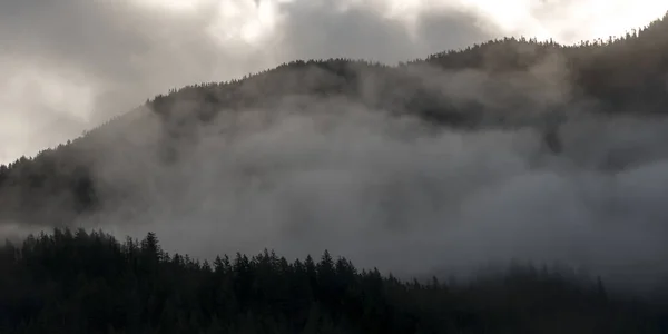 Άποψη Της Ομίχλης Κάλυψε Βουνό Γούνινος Creek Βρετανική Κολομβία Καναδάς — Φωτογραφία Αρχείου