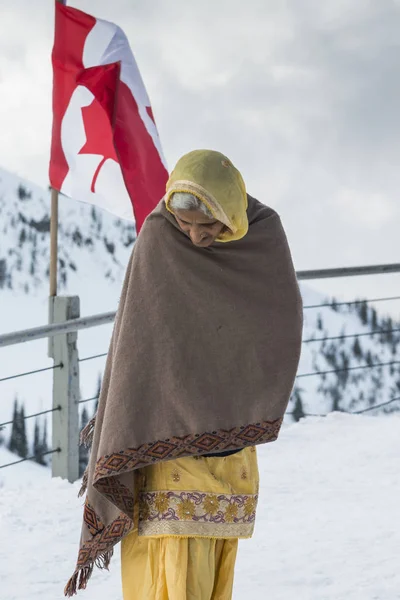 Mujer Pie Nieve Con Bandera Canadiense Ondeando Detrás Ella Whistler — Foto de Stock