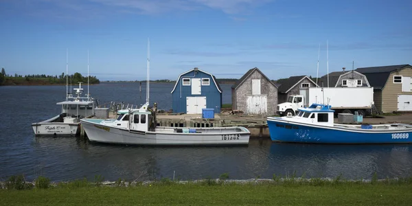 Fiske Fäller Och Båtar Vid Kaj Grönkulla Prince Edward Island — Stockfoto
