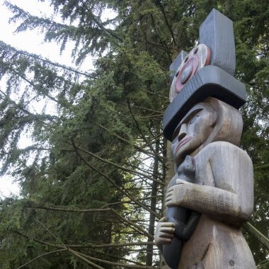 Geleneksel ilk ulus totem direği, Antropoloji Müzesi, Vancouver, British Columbia, Kanada