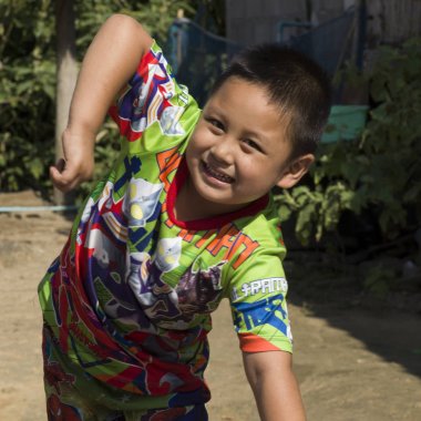 Yakın çekim çocuk oynak ruh, Chiang Rai, Tayland