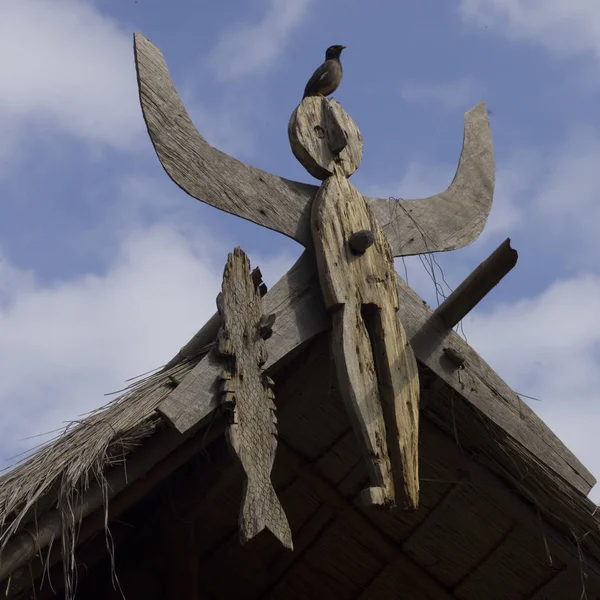 Vista Baixo Ângulo Pássaro Empoleirado Escultura Chiang Rai Tailândia — Fotografia de Stock