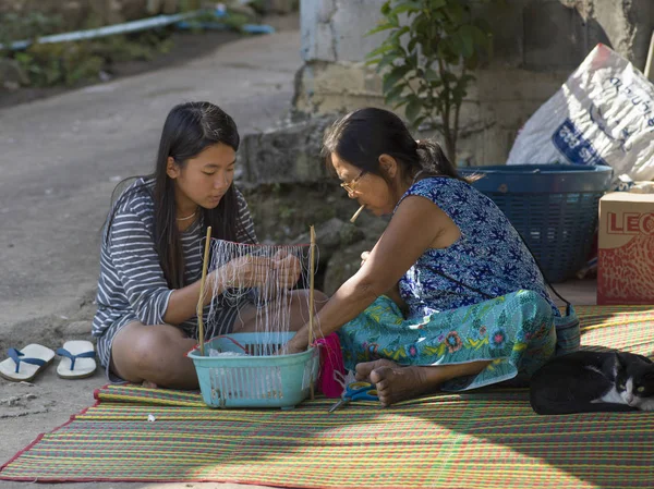 Adolescente Con Una Mujer Haciendo Productos Artesanales Chiang Rai Tailandia — Foto de Stock