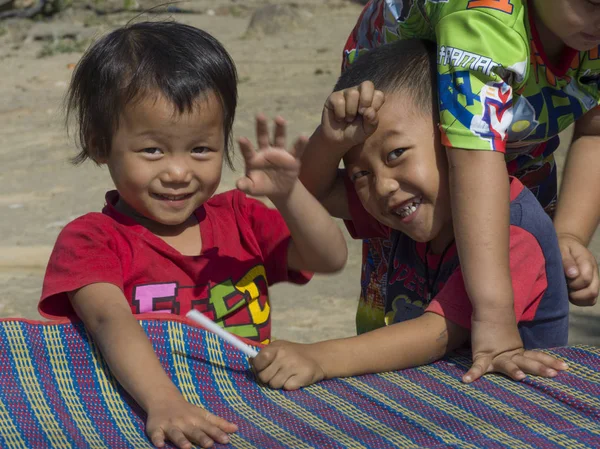Дітей Грають Чіанг Рай Таїланд — стокове фото