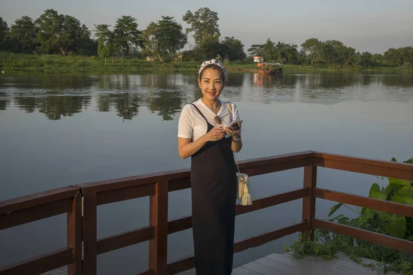 Boldog Asszony Állt Tóparti Chiang Rai Thaiföld — Stock Fotó
