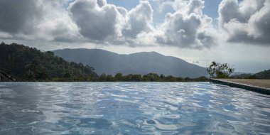 Yüzme Havuzu-dağlar içinde geçmiş, Koh Samui, Surat Thani Eyaleti, Tayland