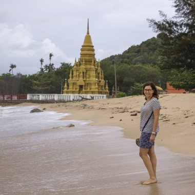 Arka planda, Koh Samui, Surat Thani Eyaleti, Tayland Laem Sor Pagoda ile sahilde duran kadın turist
