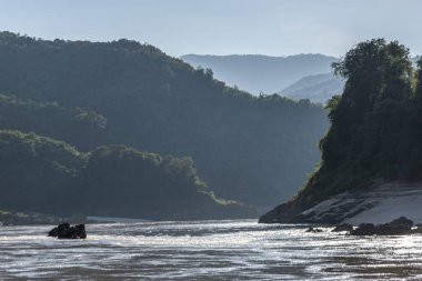 Arka plan, Mekong Nehri, Laos dağ silsilesi ile Nehri'nin doğal görünümü