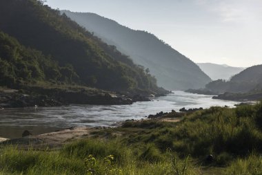 Dağlar, nehir Mekong, Oudomxay il, Laos akan nehrin doğal görünümü