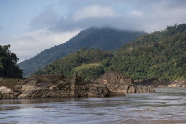 Dağlar, nehir Mekong, Oudomxay il, Laos akan nehrin doğal görünümü