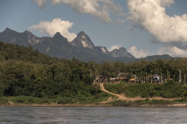 Nehir ile dağ silsilesi içinde geçmiş, nehir Mekong, Oudomxay il, Laos