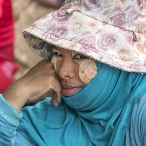 Retrato Una Mujer Con Polvo Tanaka Cara Koh Samui Provincia — Foto de Stock