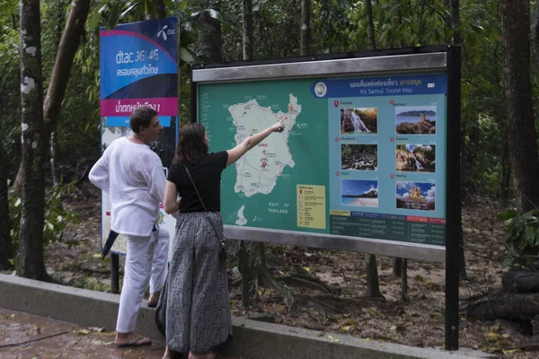 夫妇检查旅游地图 苏梅岛 素叻尼省 — 图库照片
