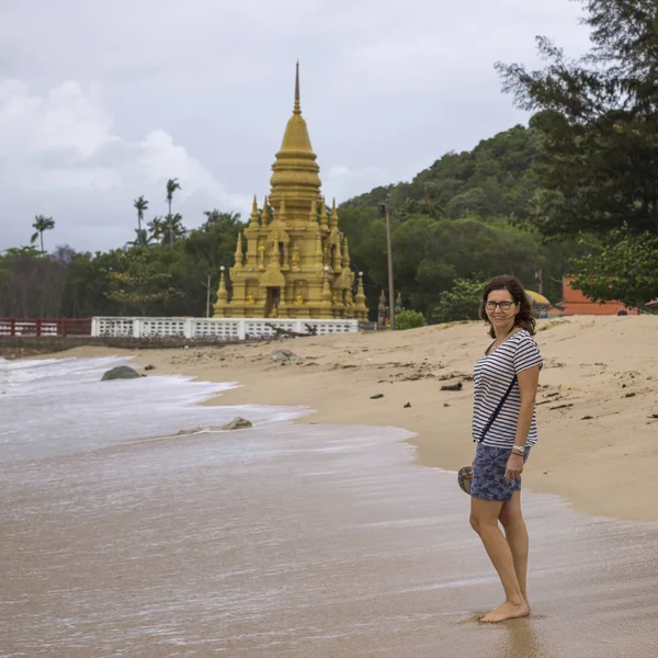 Női Turisztikai Állt Strand Laem Sor Pagoda Háttérben Koh Samui — Stock Fotó