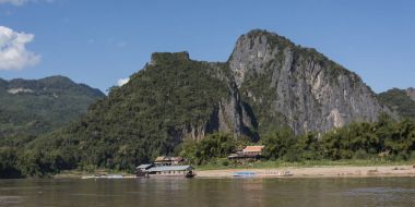 Nehir arka planda dağlar Mekong Nehri, Pak Ou District, Luang Prabang, Laos