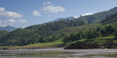 Nehir kıyısındaki dağ silsilesi içinde geçmiş, Mekong Nehri, Sainyabuli Province, Laos ile doğal görünümü