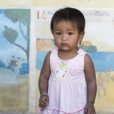 Kamera, Sainyabuli Province, Laos için poz yerel kız yürümeye başlayan çocuk portresi