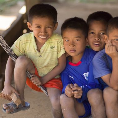 Birlikte, Ban Houy Phalam, Laos oturan dört çocuk portresi