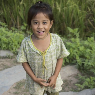 Yerel kız gülümseyerek Luang Prabang, Laos portresi