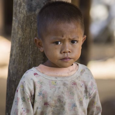 Endişeli ifade, Ban Houy Phalam, Laos ile yerel çocuk portresi