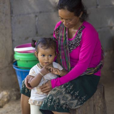 Onun annesi, Ban Houy Phalam, Laos yürümeye başlayan çocuk kızla Close-Up