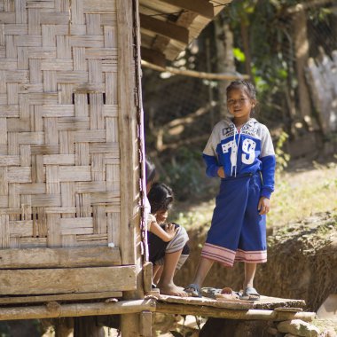 Yerel ergen kız bir kulübe, Ban Houy Phalam, Laos dışında ayakta portresi