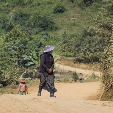 Toprak yol, Ban Houy Phalam, Laos üzerinde yürüyen insanlar
